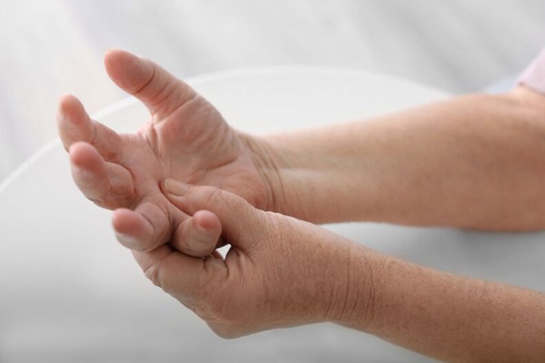 Bol u šakama i prstima čest je simptom cervikalne osteohondroze