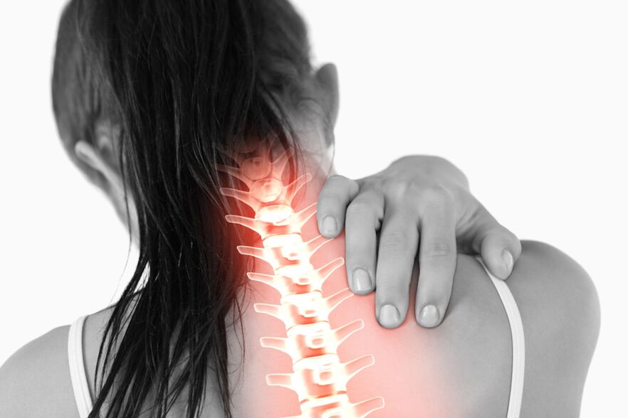 Bol zbog osteohondroze torakalne kičme kod žena može zračiti u područje vrata