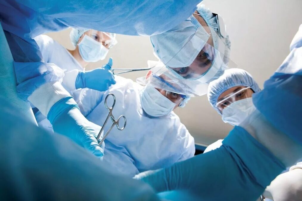 Kod komplicirane torakalne osteohondroze izvodi se operacija